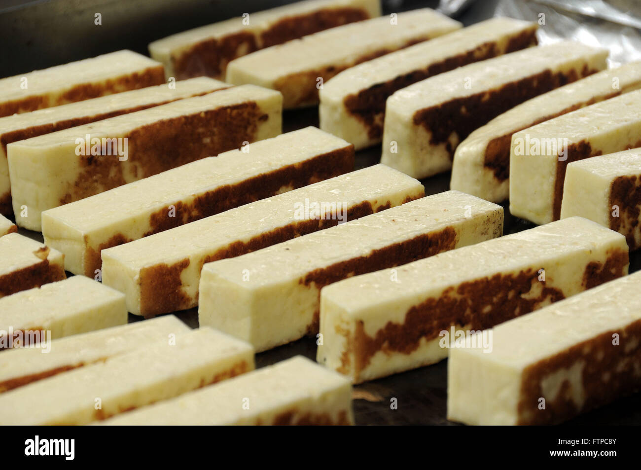 Geschmolzene Käse auf Platte Stockfoto