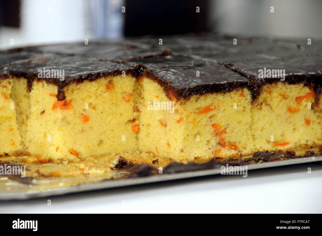 Karotte-Kuchen mit Schokoladenglasur Stockfoto