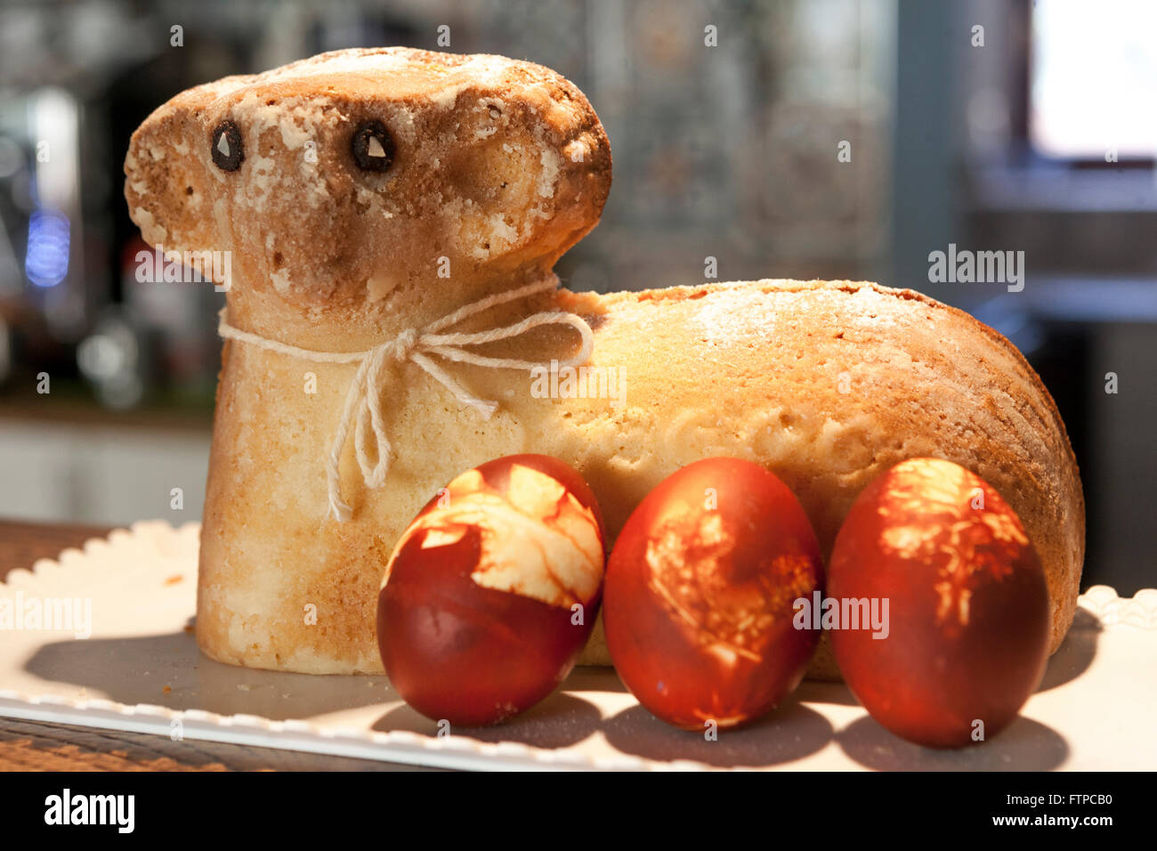 Osterlamm Kuchen Traditioneller Osterkuchen Ostergebäck Drei Dekorierte Ostereier Velikonoce Holiday Tschechische Republik Europa Osterdessert Stockfoto