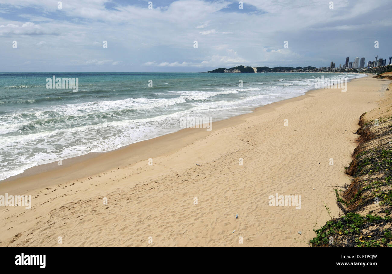 Strand von Ponta Negra in Natal - kahlen Hügel im Hintergrund Stockfoto