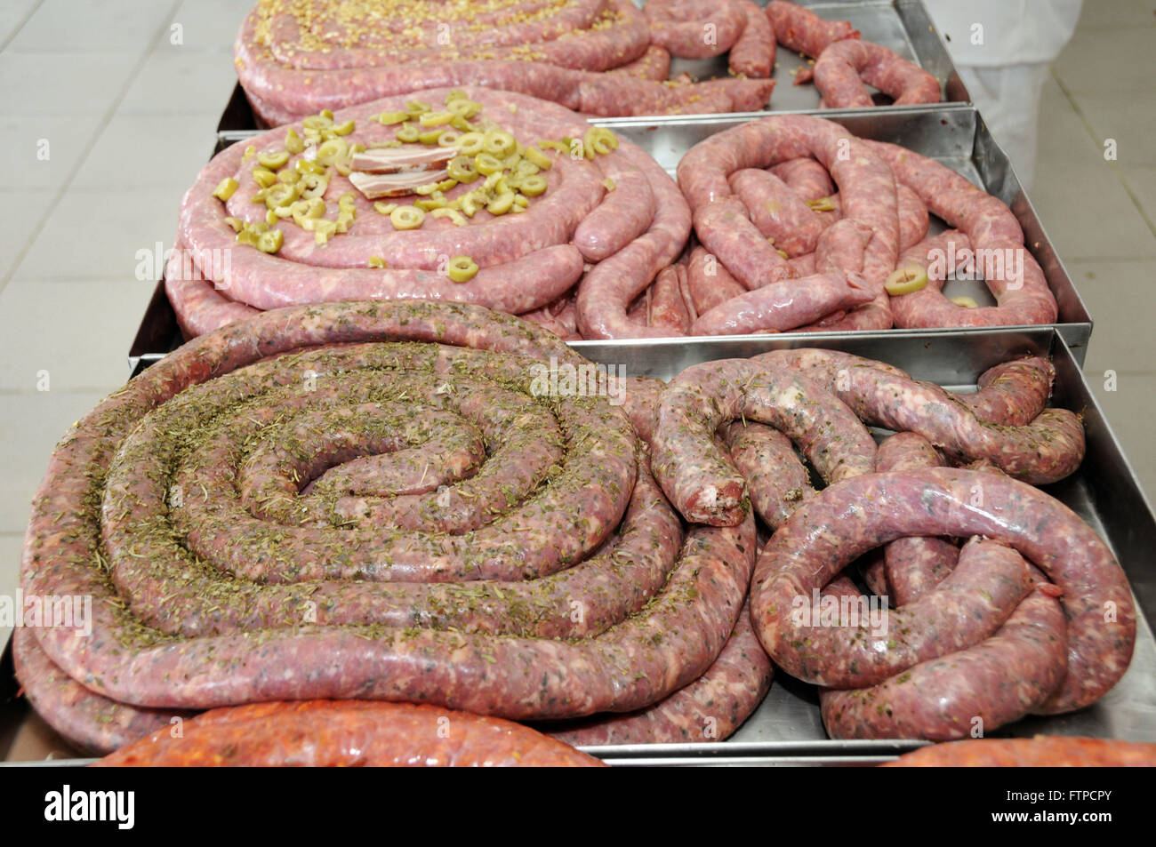 Fertigt Linguica Schweinefleisch in Braganca Paulista - Bundesstaat Sao Paulo Stockfoto
