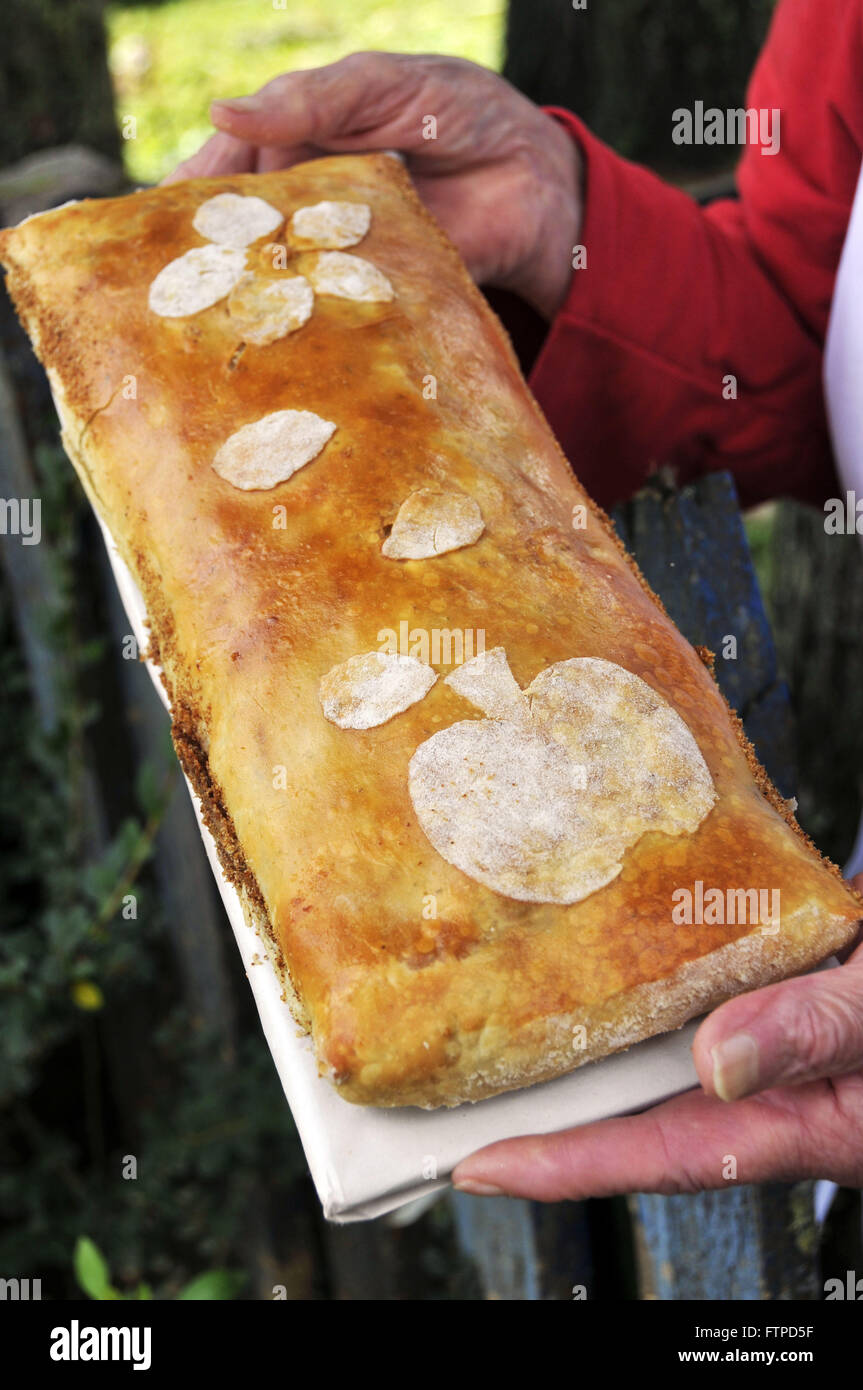 Person, die flockig Apfelkuchen - Apfelstrudel - typisch deutsches dessert Stockfoto