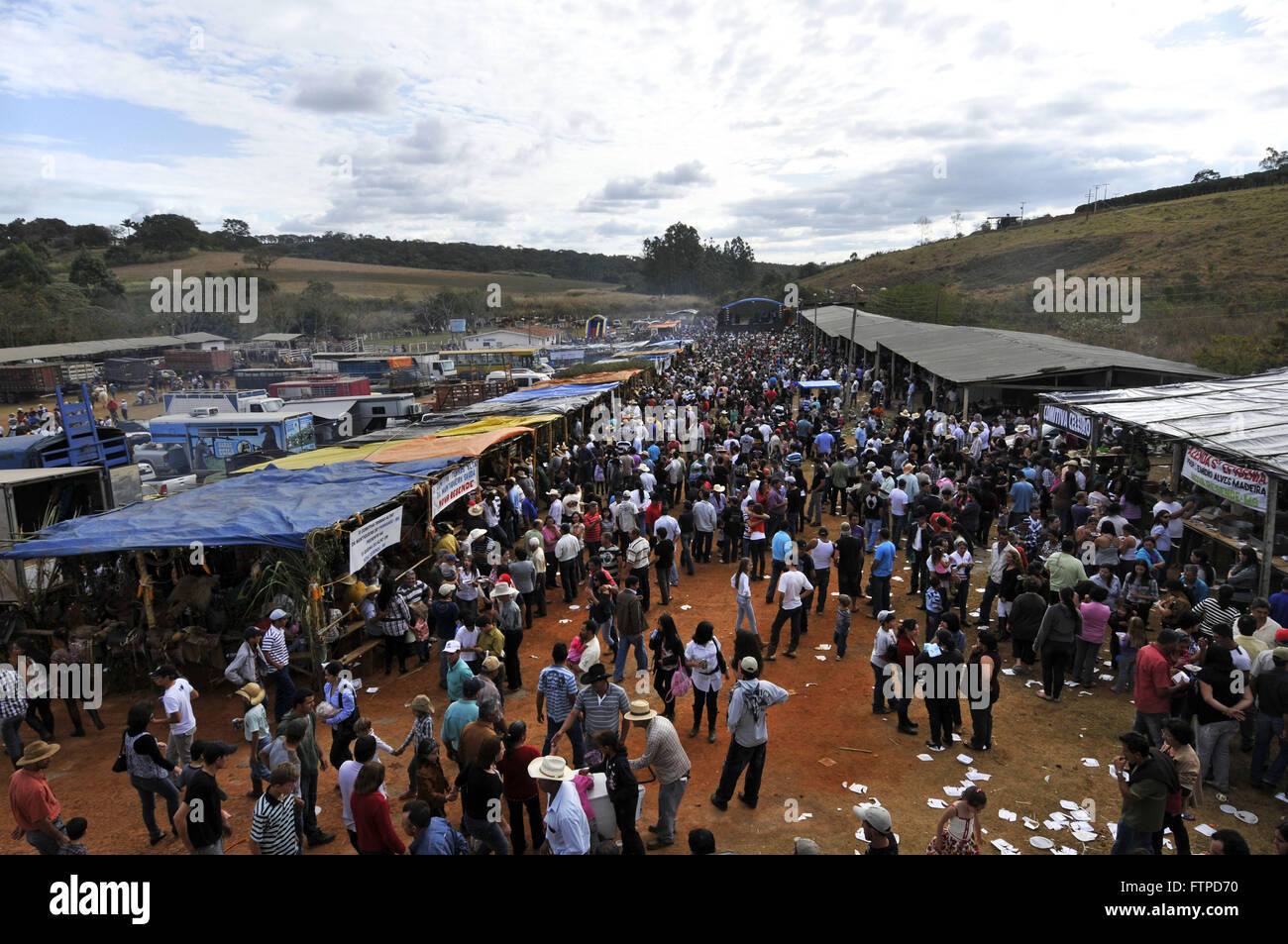 Draufsicht der Besucher auf dem Gelände des traditionellen Festivals des Knoblauchs brennen Stockfoto