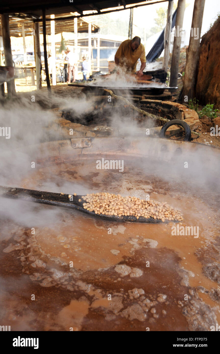 Bohnen im Topf aus Kupfer in das traditionelle Fest der brennenden Knoblauch Kochen Stockfoto