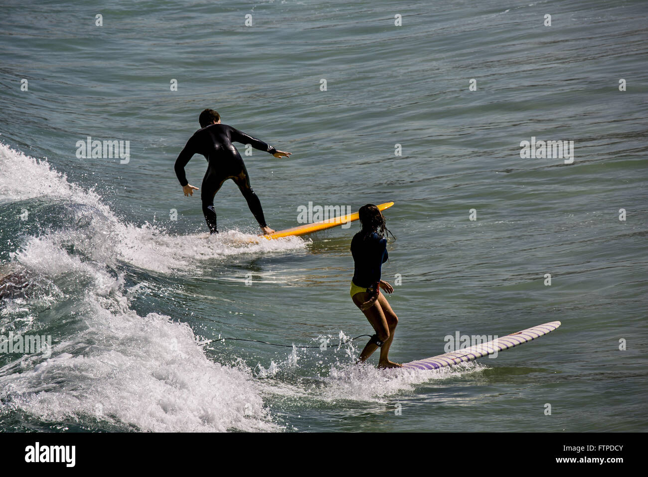 Surfer auf Arpoador Beach - Südbereich des?? die Hauptstadt Stockfoto