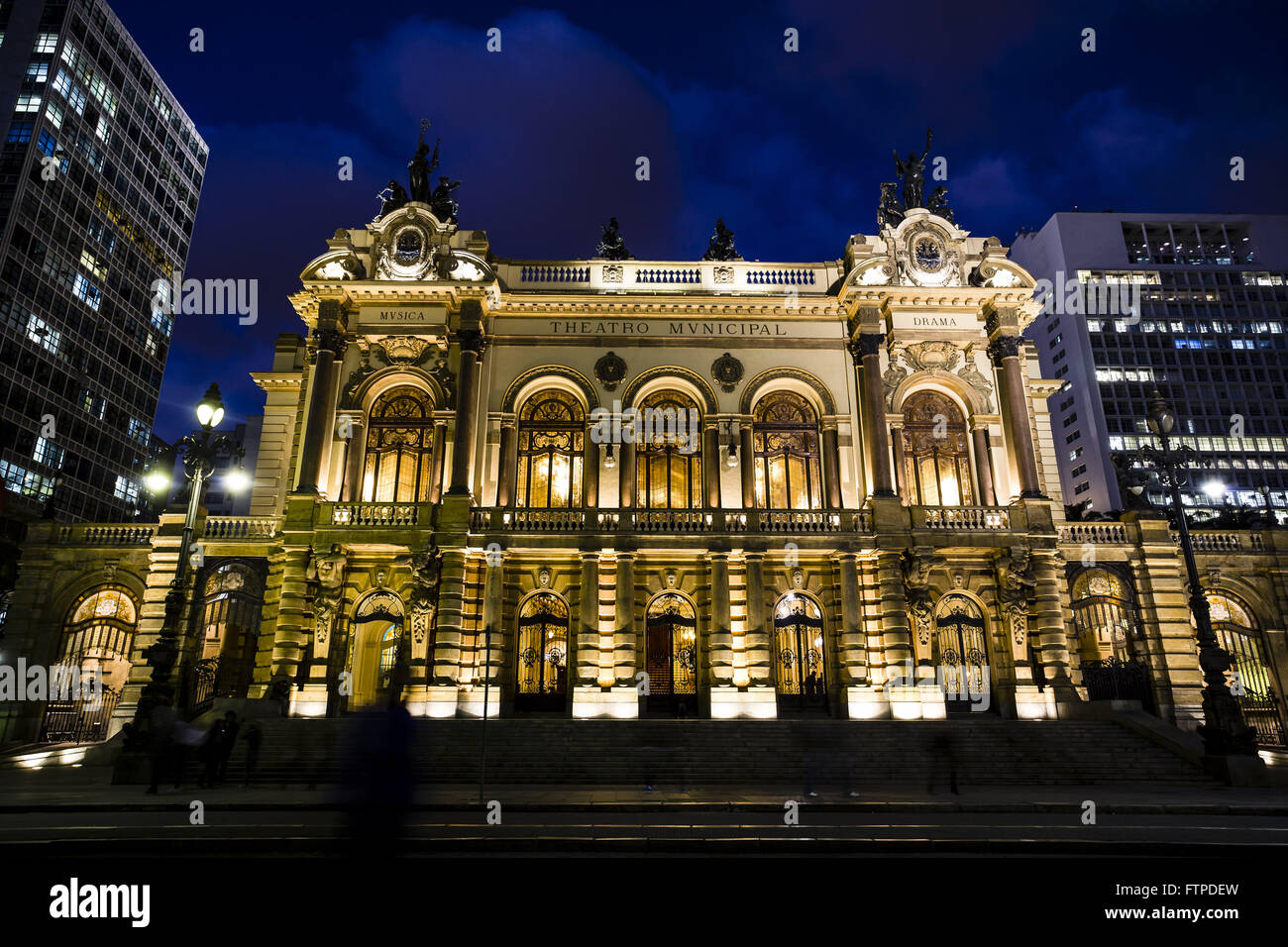 Stadttheater von Sao Paulo im Praça Ramos de Azevedo in der Dämmerung - Stadtzentrum Stockfoto