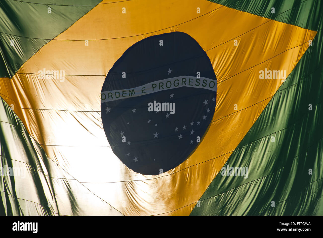 Flagge von Brasilien riesige Kräne am seidenen Stockfoto