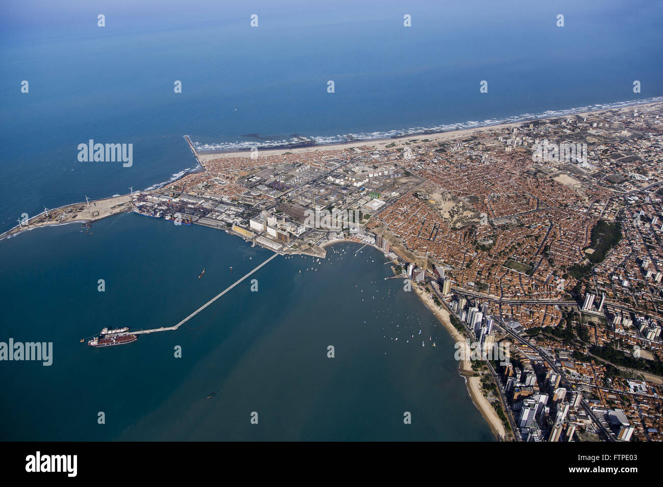 Luftaufnahme von Pipelines für Kraftstoff im Hafen nach Praia Futuro Nebenkosten Stockfoto