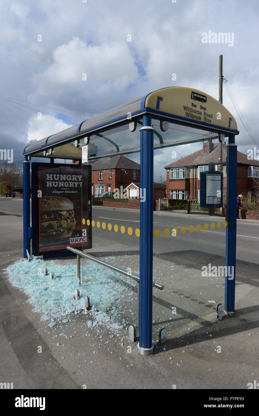 Ein geschändeter Bushaltestelle in Barnsley, South Yorkshire, Großbritannien. Stockfoto