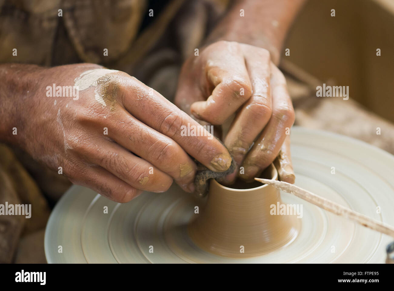 Handwerker, carving-Glas in Ceramica Serra da Capybara Stockfoto