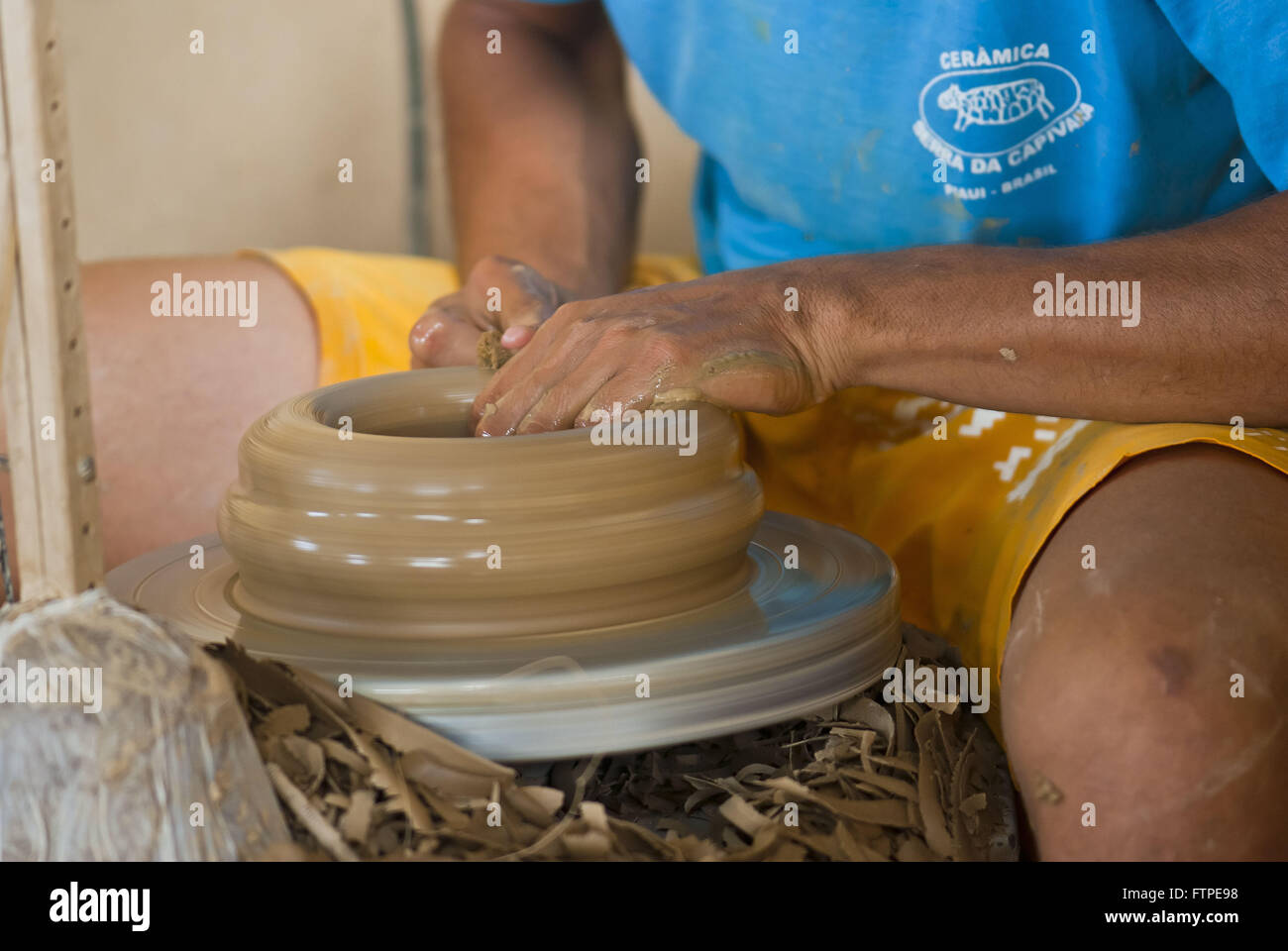 Handwerker-Carving-Vase in Ceramica Serra da Capybara Stockfoto