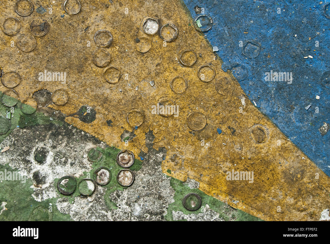 Soda-Kronkorken geworfen in der Straße stecken auf den asphalt Stockfoto