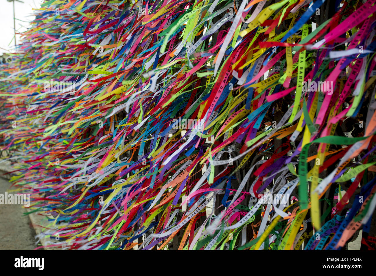 Senhor Bonfim Bändern gebunden am Eingang der Kirche Nosso Senhor Do Bonfim Stockfoto