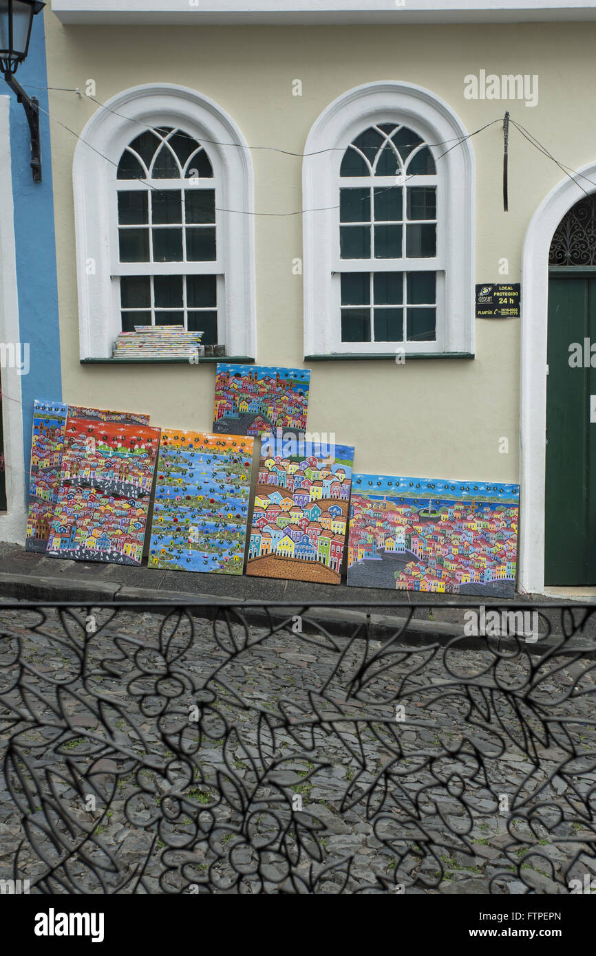 Verkauf von Gemälden auf der Straße Portas Do Carmo - Pelourinho - Centro Historico Stockfoto