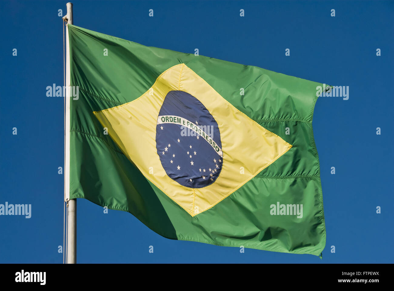 Brasilien-Flagge gehisst im Esplanada Dos Ministerios Stockfoto