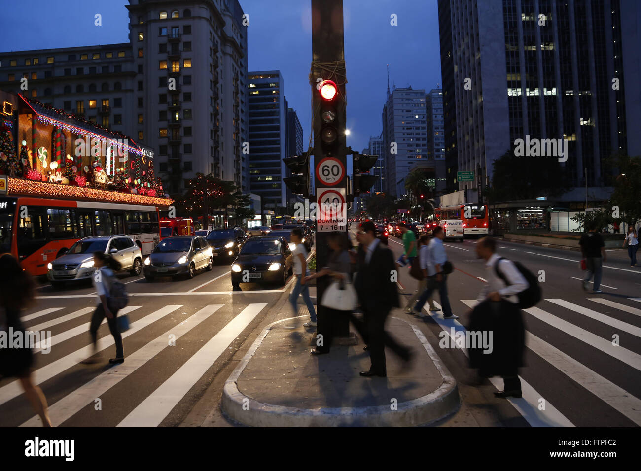Fußgängerüberweg auf Avenida Paulista in der Abenddämmerung Stockfoto