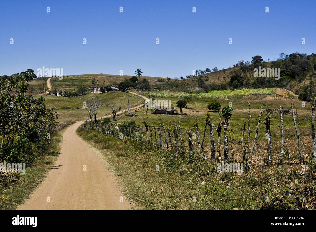 Feldweg in einer ländlichen Gegend - Region von Vale Paraiba Stockfoto