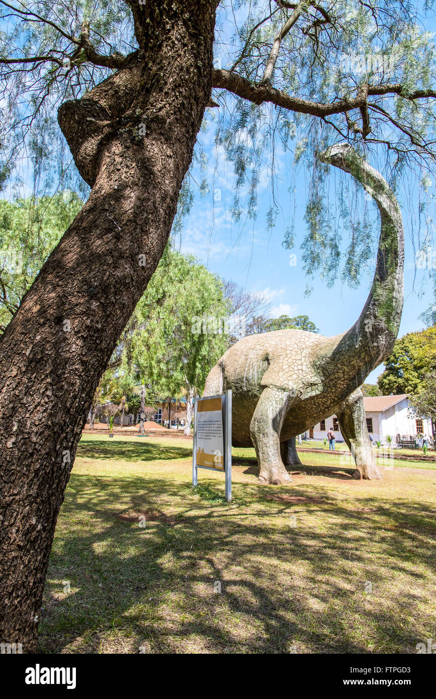 Nachbildung der Dinosaurier in den Gärten der Dinosaurier-Museum und Forschungszentrum paläontologischen Stockfoto