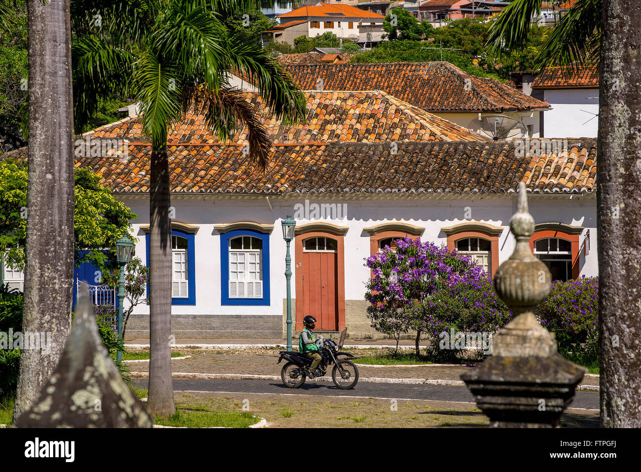 Biker, vorbei an den Häusern Praca Frei Orlando oder Largo Sao Francisco Stockfoto