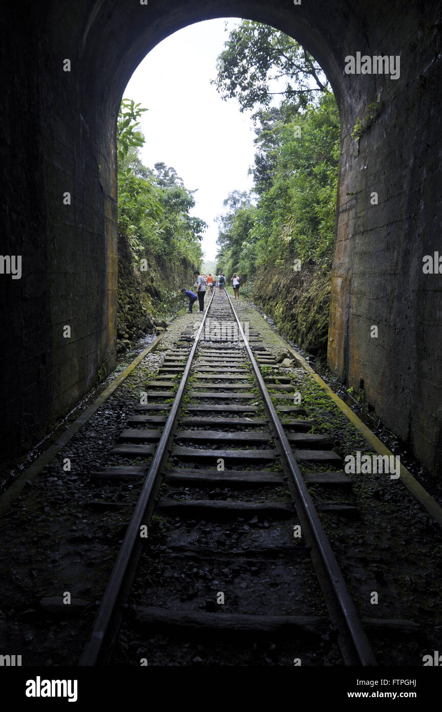 Touristen zu Fuß auf den Spuren des Tunnels in der Nähe der Eisenbahn Mantiqueira Oberst Fulgencio der ABPF Stockfoto