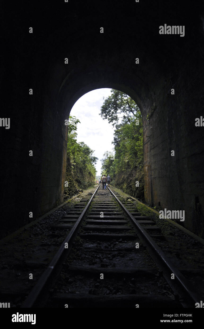 Touristen zu Fuß auf den Spuren des Tunnels in der Nähe der Eisenbahn Mantiqueira Oberst Fulgencio der ABPF Stockfoto