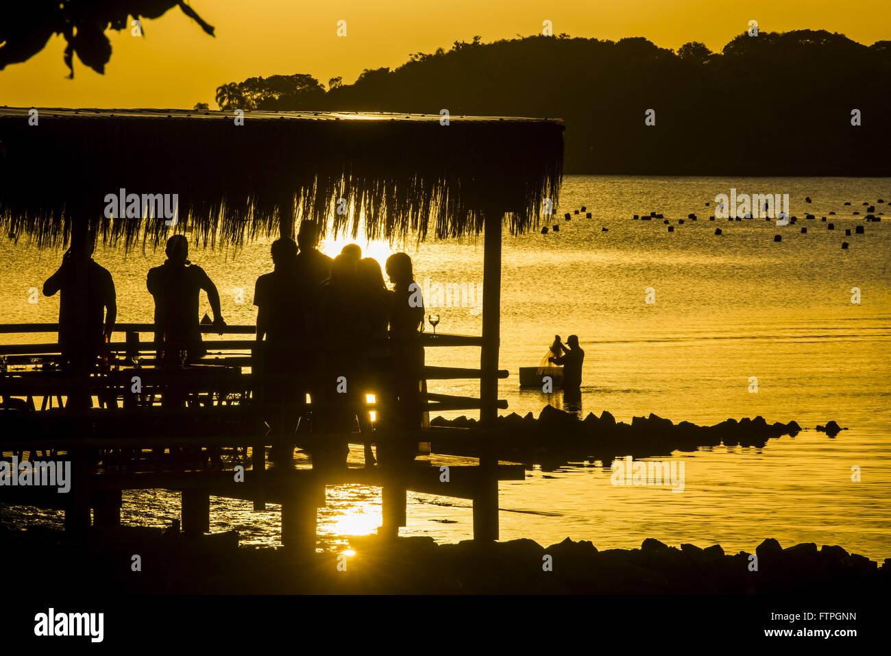 Leute in der Bar während des Sonnenuntergangs am Strand von Ribeirao da Ilha Stockfoto
