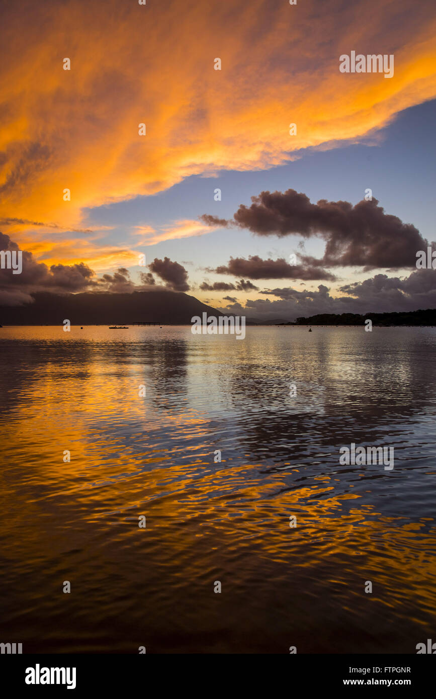 Sonnenuntergang am Strand Ribeirao da Ilha Stockfoto