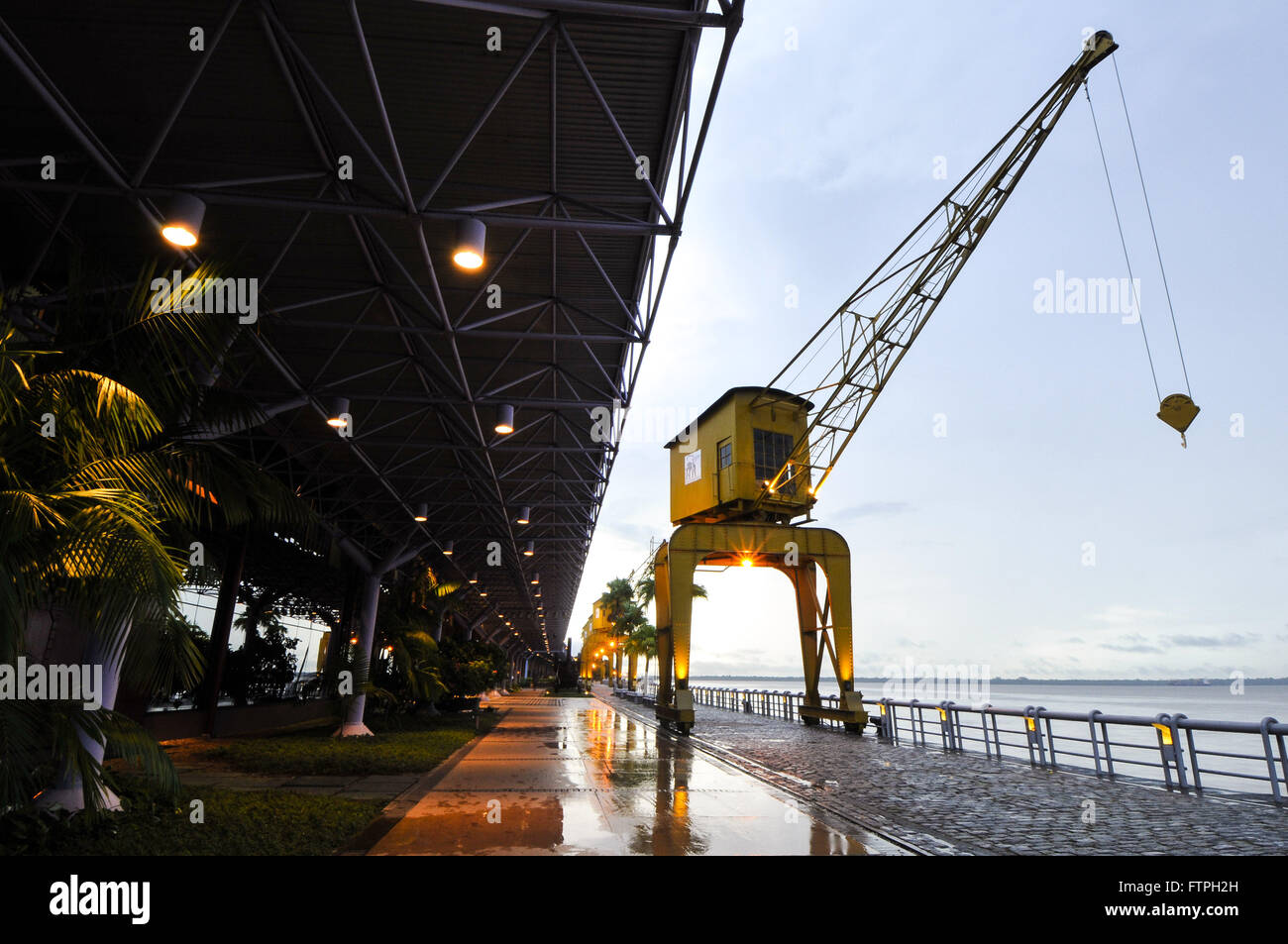 Dock-Station am Ufer der Bucht Guajara in regnerischen Tag Stockfoto