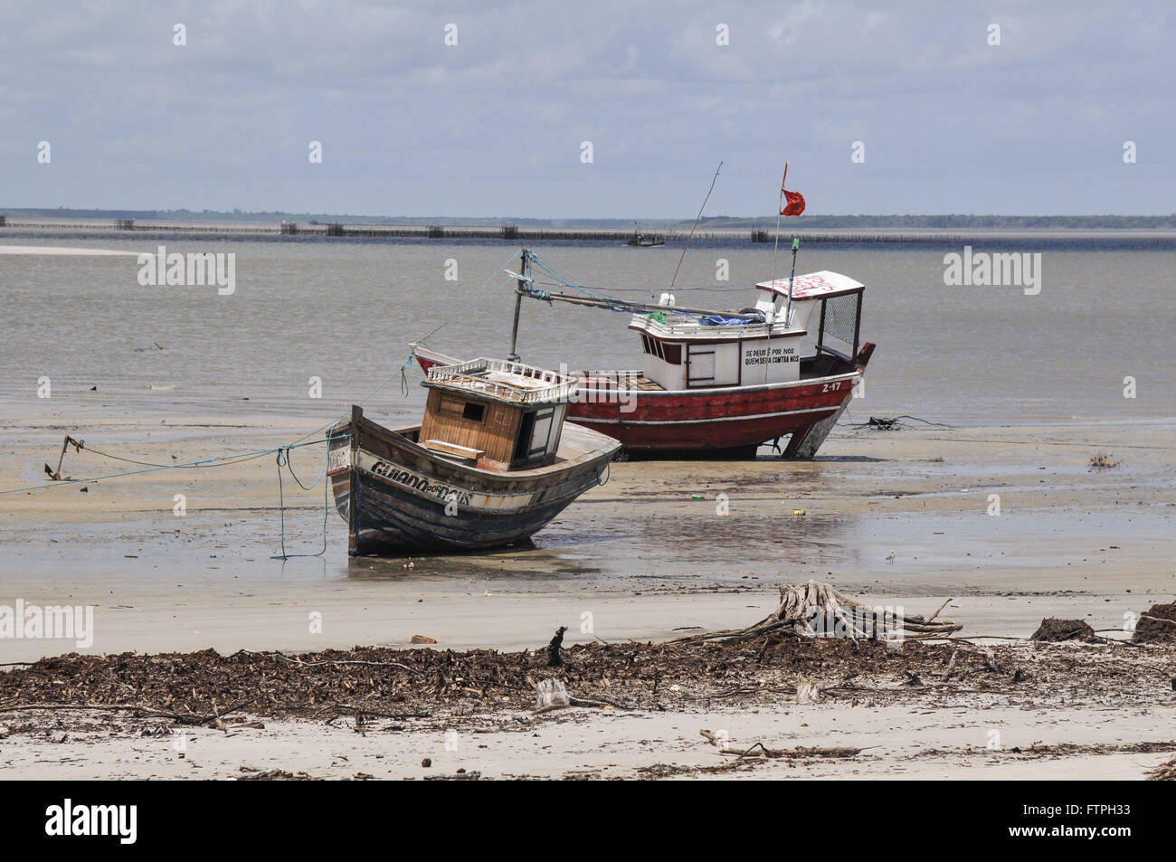 Angelboote/Fischerboote vertäut im Fischerdorf bekannt als alte Strand Ajuruteua Stockfoto