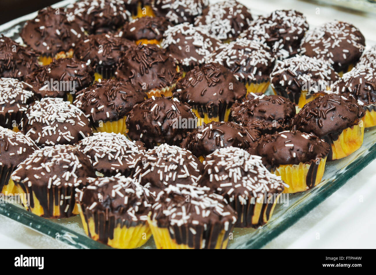 Möhren-Cupcakes mit Schokoladenglasur Stockfoto