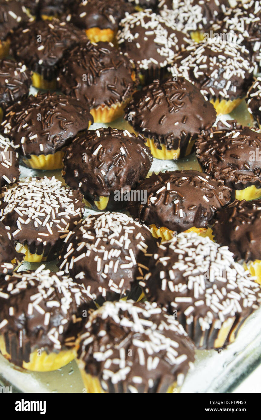 Möhren-Cupcakes mit Schokoladenglasur Stockfoto