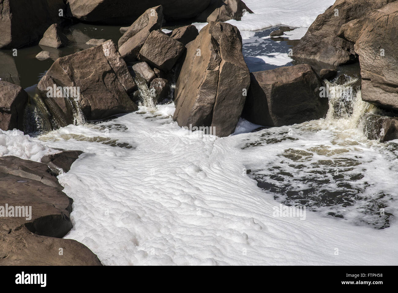 Stromschnellen des Rio Tiete verschmutzt durch übermäßige Verschwendung verworfen im Wasser Stockfoto