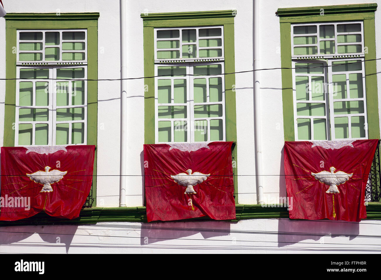 Flagge mit göttliches Symbol an der Fassade des historischen Häuser für das Fest des Heiligen Geistes göttlichen Stockfoto