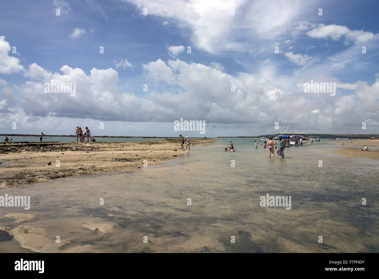 Touristen am Strand von Barra de Sao Miguel - Flöße für Sightseeing im Hintergrund verwendet Stockfoto