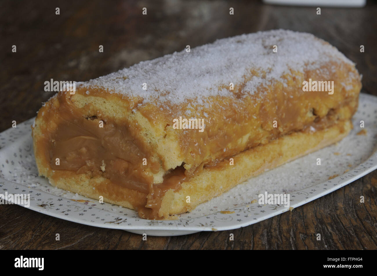 Roulade vom frischen Milch mit Kokosraspeln Stockfoto