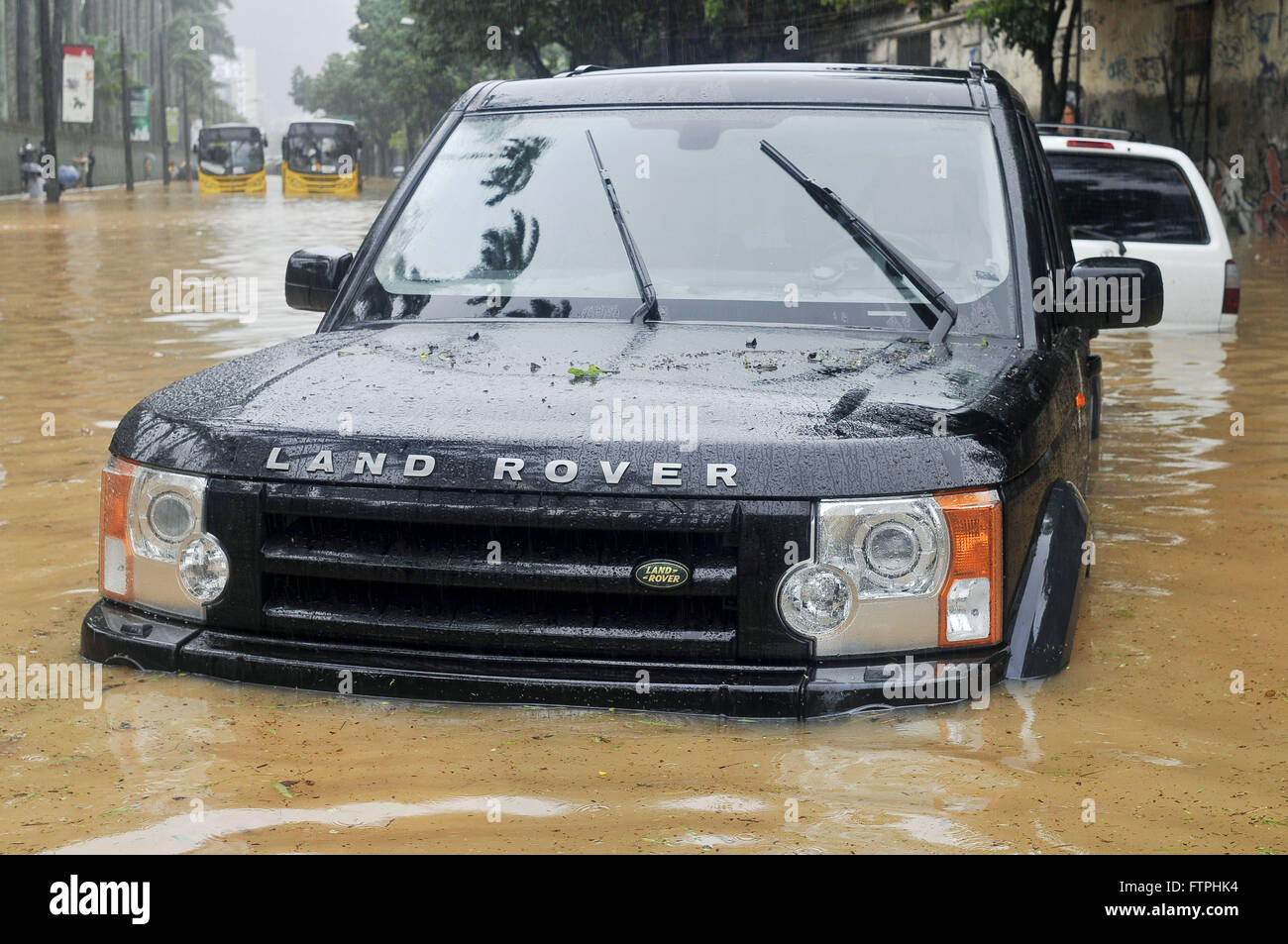 Luxus-Auto in überfluteten Straßen der Jardim Botanico in Rio De Janeiro ins Stocken geraten Stockfoto