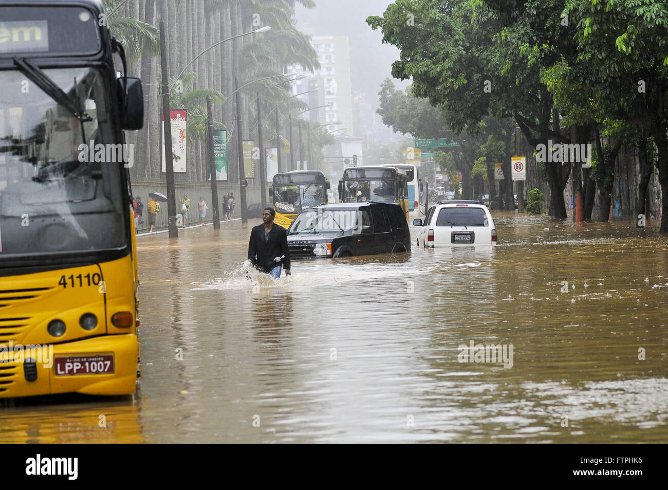 Luxus-Auto und Bus hielt an der botanischen Garten überflutete Straße in Rio De Janeiro Stockfoto