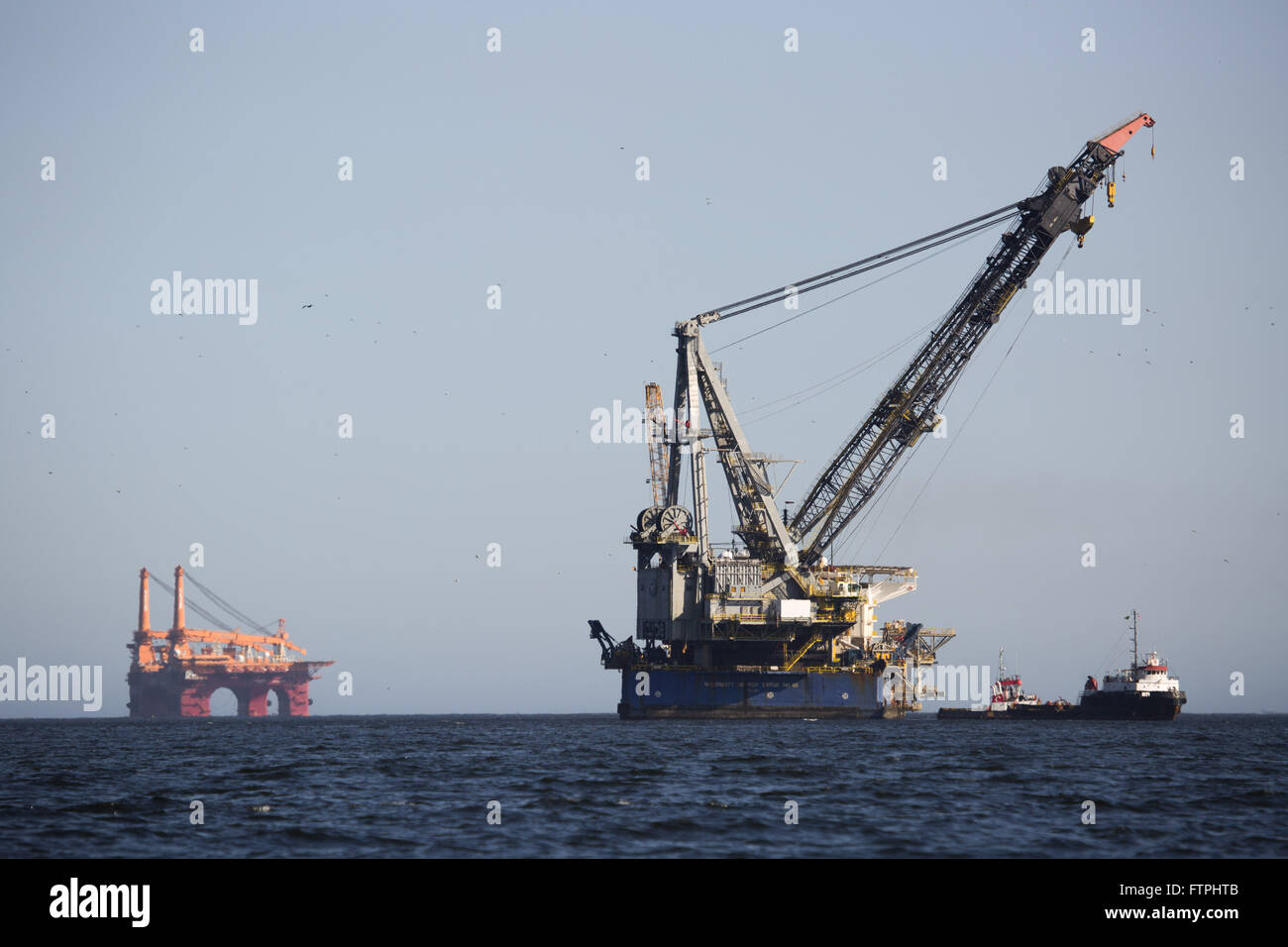 Schiff-Kran und zerren an der Guanabara-Bucht Stockfoto