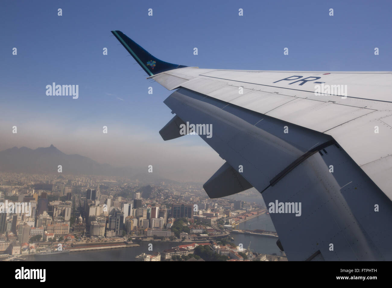 Flugzeug Flügel Detail vor allem beim Start am Flughafen Santos Dumont Stockfoto