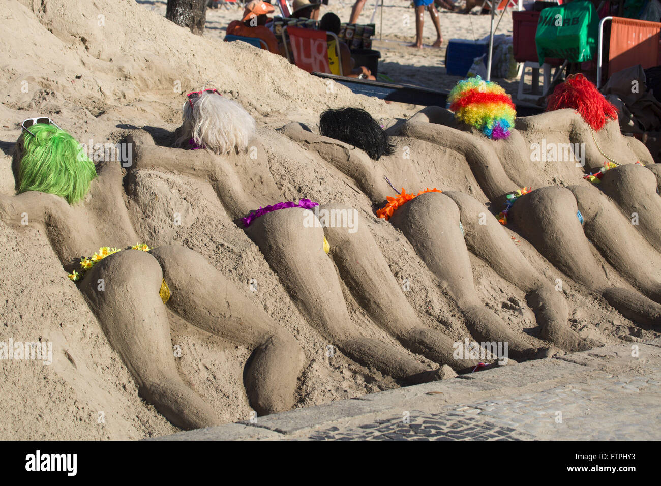 Sandskulpturen Von Frauen In Bikinis Am Strand Der Copacabana Stockfotografie Alamy