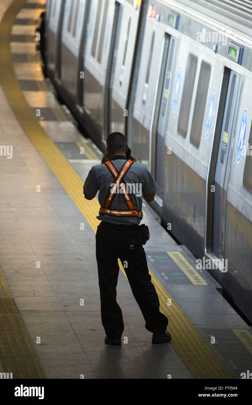 Arbeiter an der u-Bahn-Bahnsteig Pavuna Stockfoto
