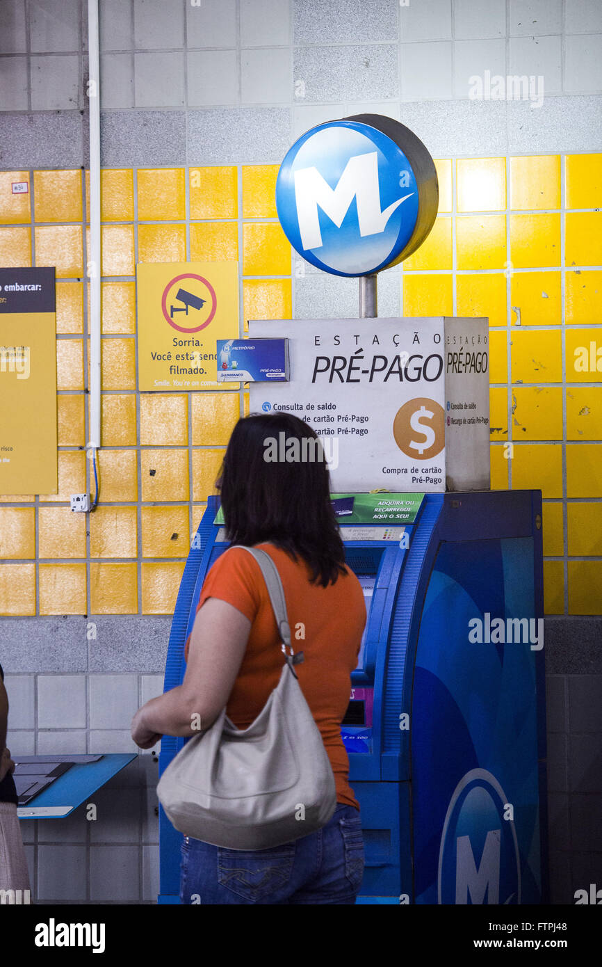 Passagier auf der Maschine für Prepaid-Karte aufladen der u-Bahnstation Pavuna Stockfoto