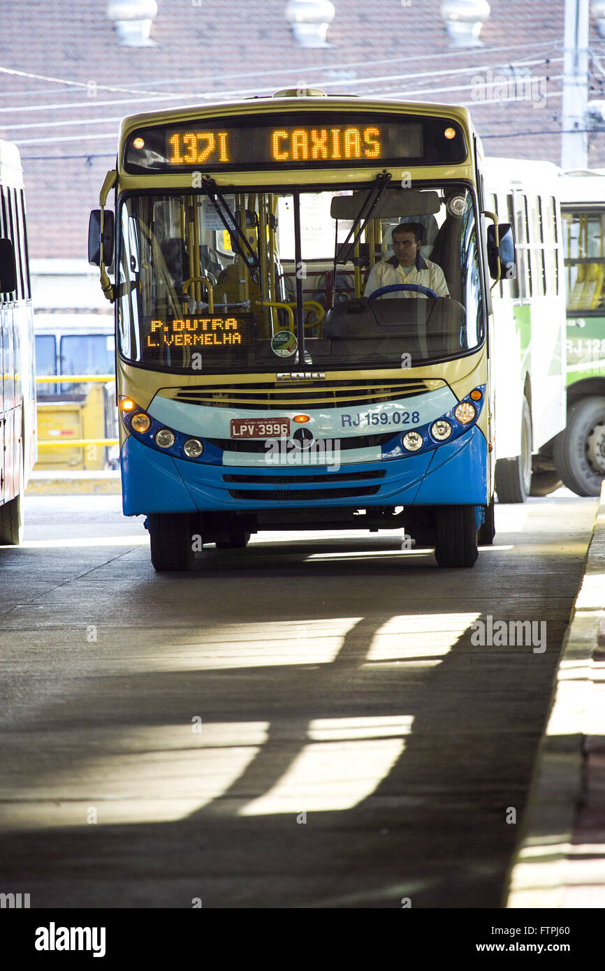 Bus in der Stadt unterwegs Stockfoto