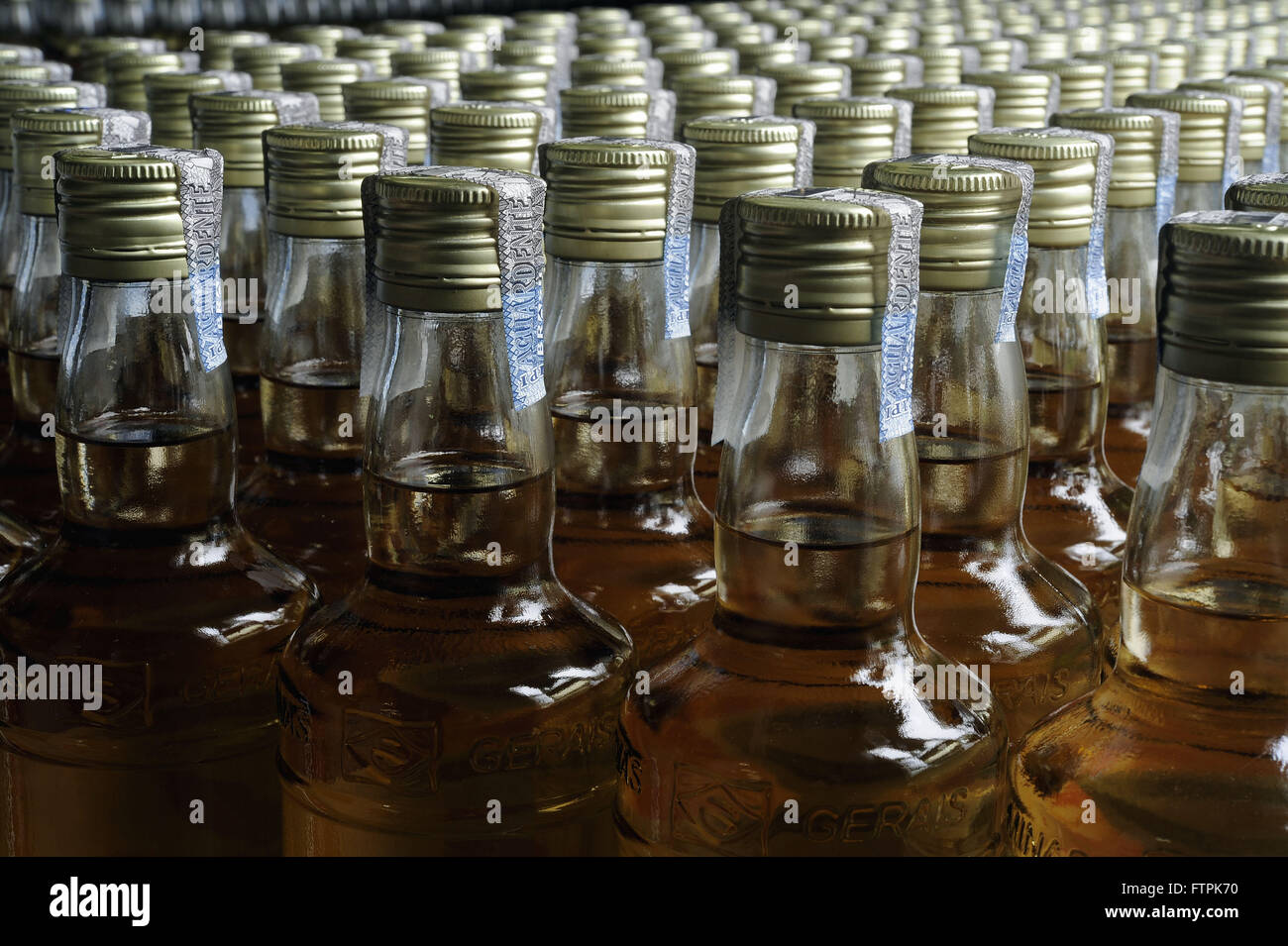 Handfertigung von Cachaca in der Gemeinde von Salinas - Jequitinhonha Valley Stockfoto