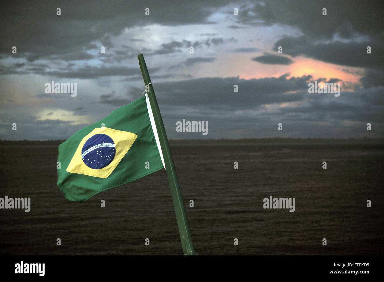 Brasilianische Flagge mit dem schwarzen Fluss im Hintergrund Stockfoto