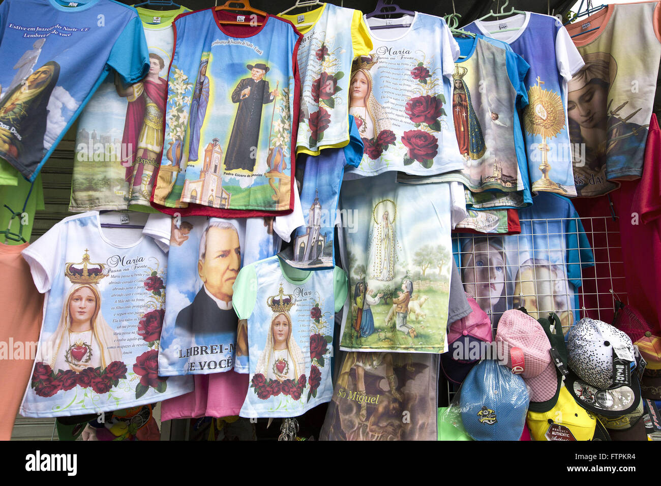 Hemden mit religiösen Bildern zum Verkauf in der Stadt Stockfoto