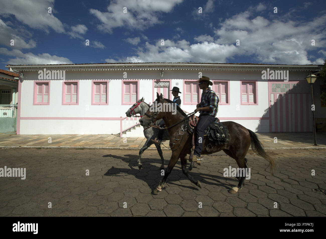 Homens ein Cavalo Na Rua Direita - Chegando Para Cavalgada de Envio da Folia de Reis Stockfoto