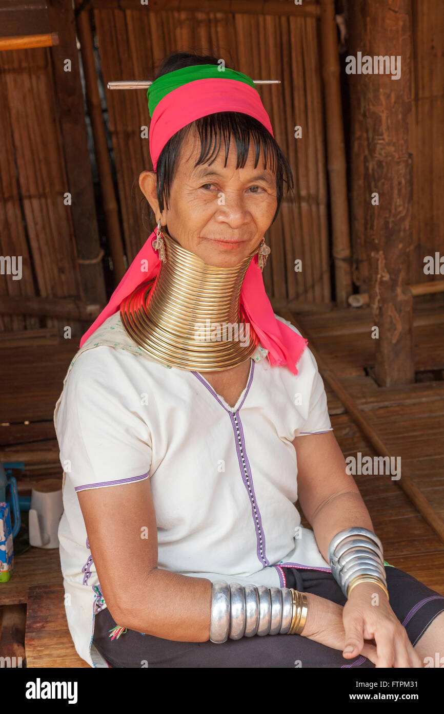 Weibchen bei der Hill Tribe von Nordthailand die Langhals-Menschen in Palong Dorf Stockfoto