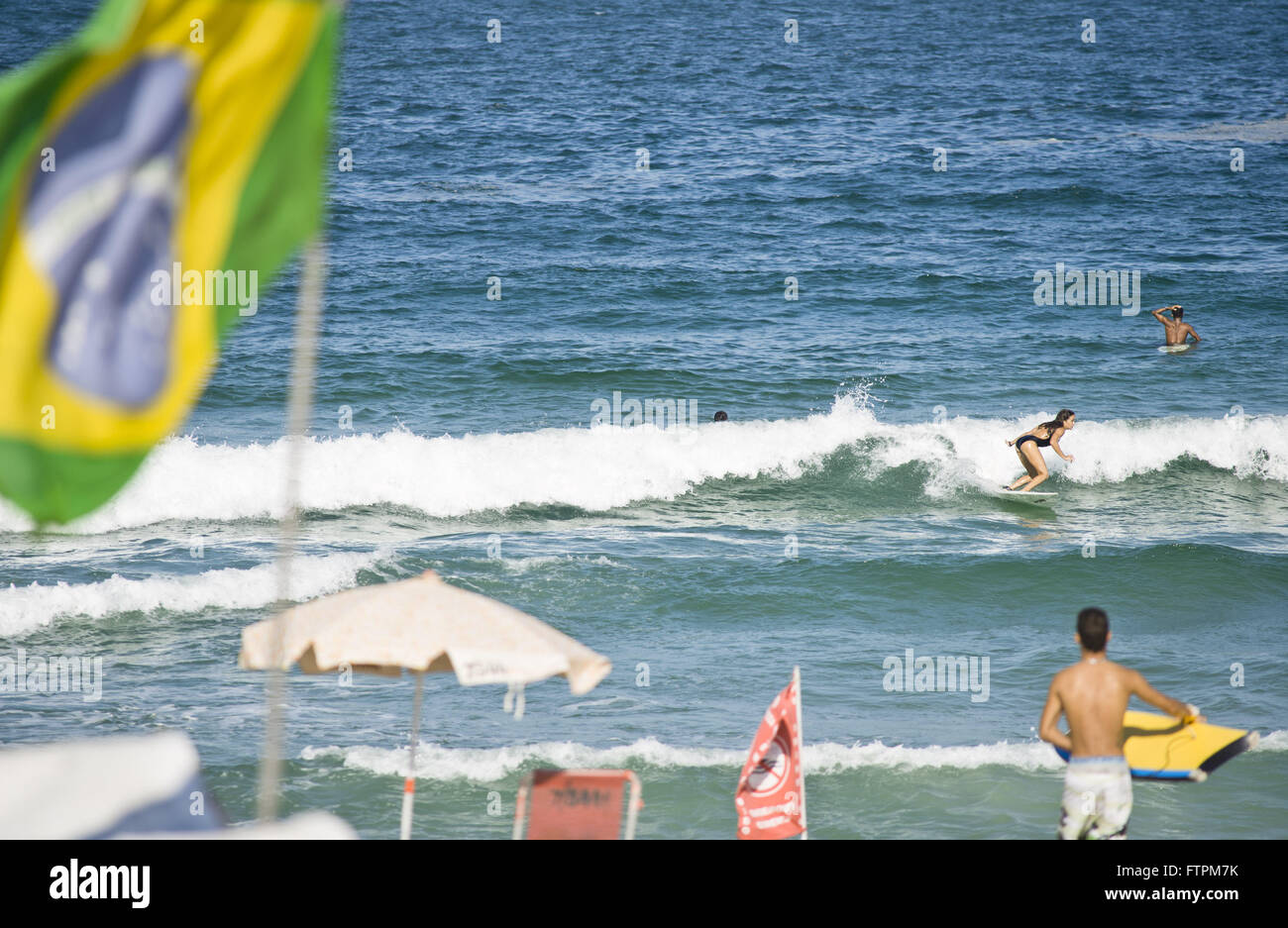 Surfer am Strand in Tiefe Recreio - westlich der Stadt Stockfoto