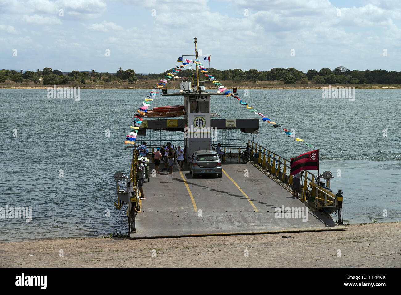 Travessia de Balsa keine Rio São Francisco - o Rio Kluft o Estado com Alagoas Ao Fundo Stockfoto